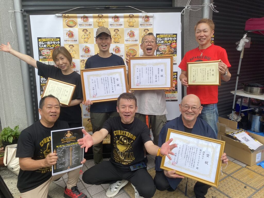 第4回カレーうどん甲子園 表彰式 受賞店主と協会会長・顧問の集合写真
