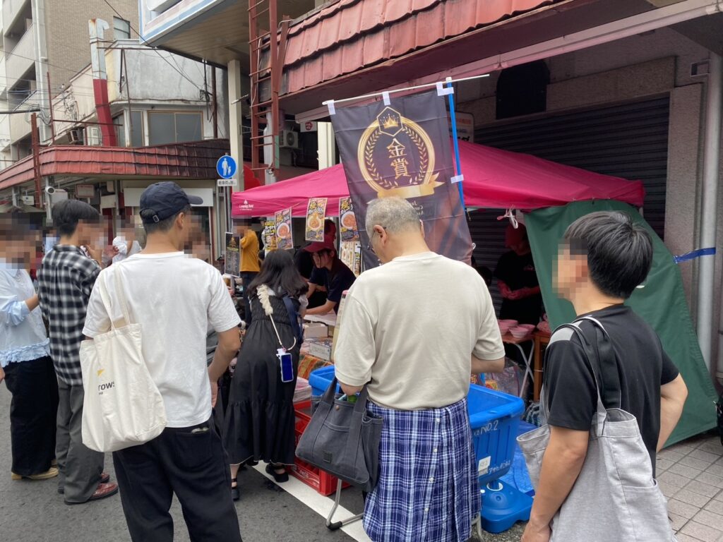 お食事処いづみ屋の販売ブースに並ぶ来場者