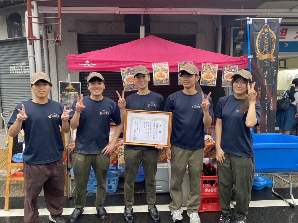 お食事処いづみ屋のみなさんと最高金賞の表彰状